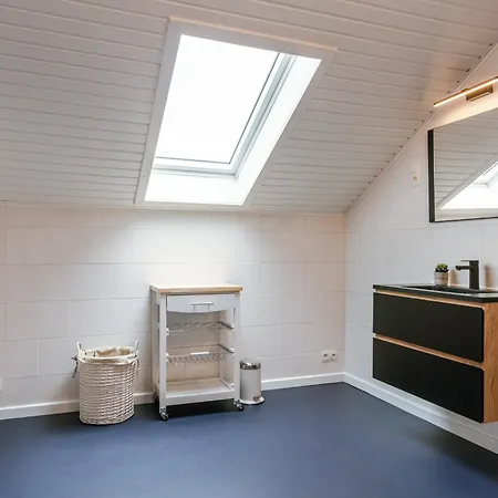 Huswell - Sunny & Stylish Beachside Retreat *