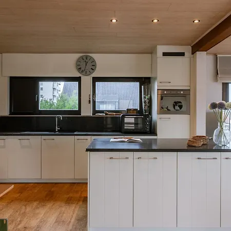 Huswell - Sunny & Stylish Beachside Retreat